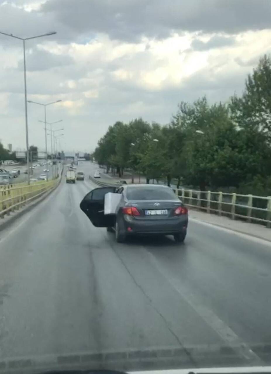 Konya'da bir kişi otomobili arka kapısı açık haldeki sürdü