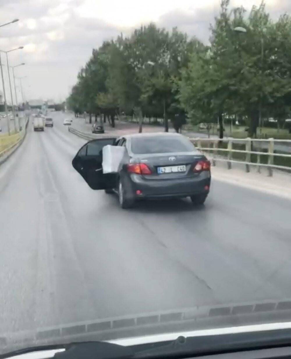 Konya'da bir kişi otomobili arka kapısı açık haldeki sürdü