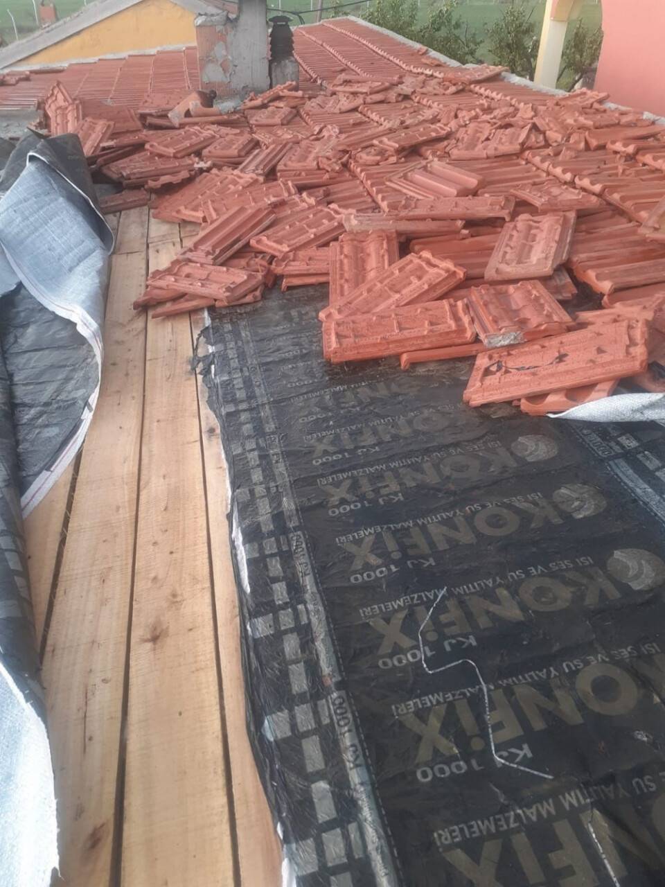 Konya'da fırtına çatıdaki kiremitleri savurdu