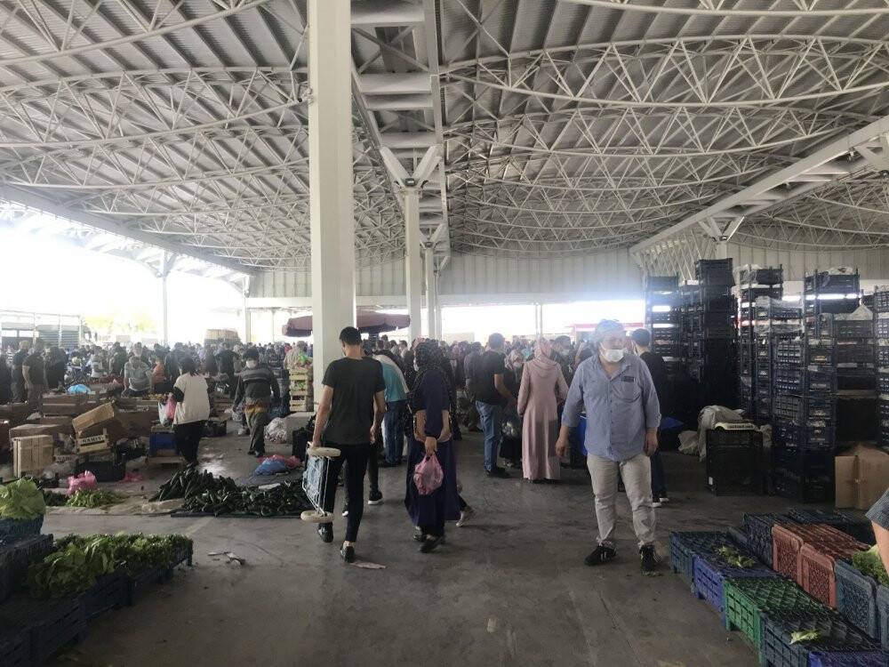 Konya'da pazarcılar tezgahları mesafeli açtı