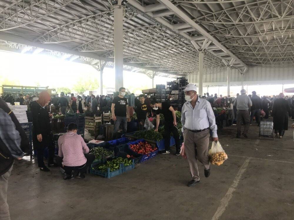 Konya'da pazarcılar tezgahları mesafeli açtı