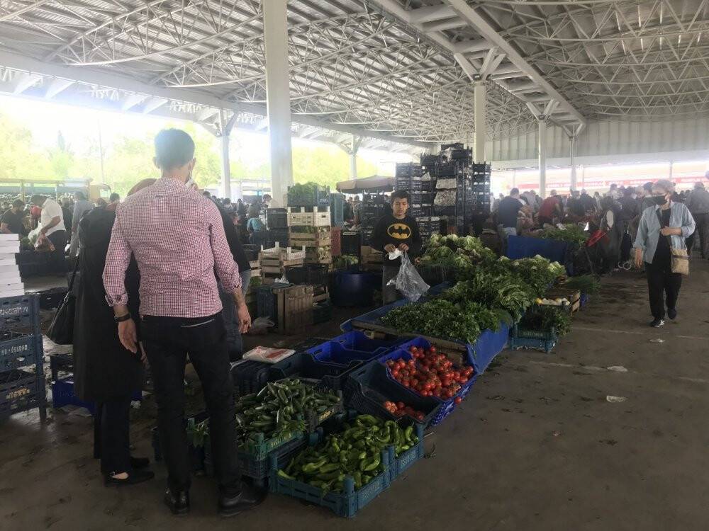 Konya'da pazarcılar tezgahları mesafeli açtı