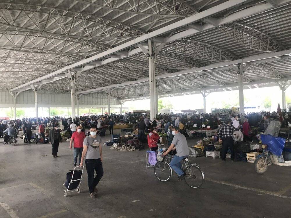 Konya'da pazarcılar tezgahları mesafeli açtı