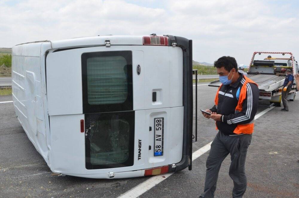 Konya’da kaza! İşçileri taşıyan minibüs devrildi: 4 yaralı