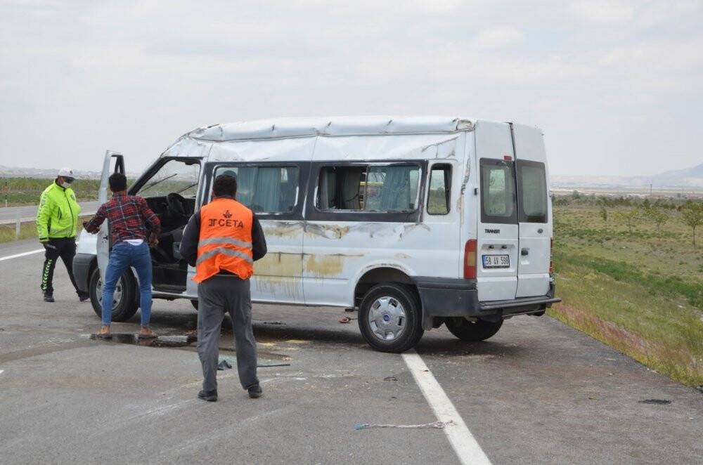 Konya’da kaza! İşçileri taşıyan minibüs devrildi: 4 yaralı
