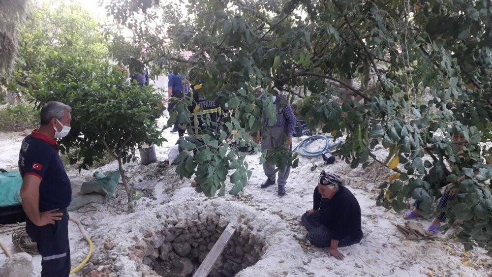 Su çıkarmak için girdikleri kuyudan çıkamadılar