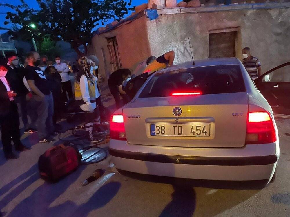 Otomobiller çarpıştı, sürücü sıkıştı