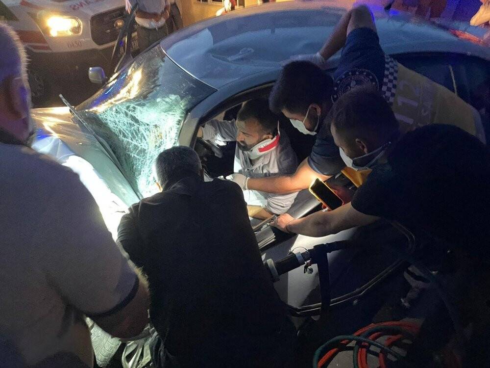 Otomobiller çarpıştı, sürücü sıkıştı