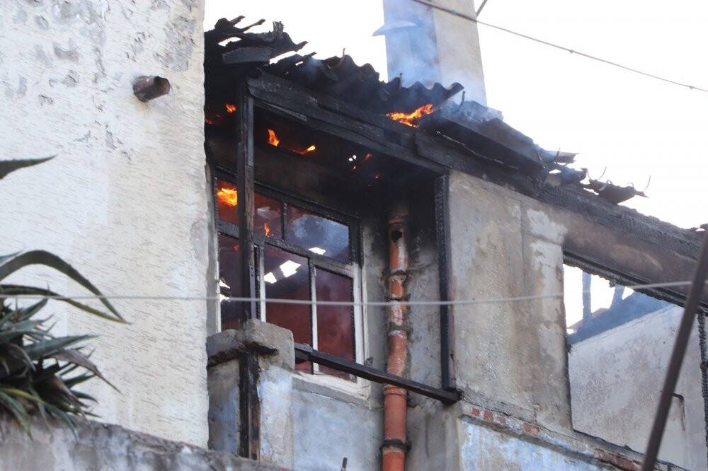 Samsun’da 3 katlı metruk bina alevlere teslim oldu