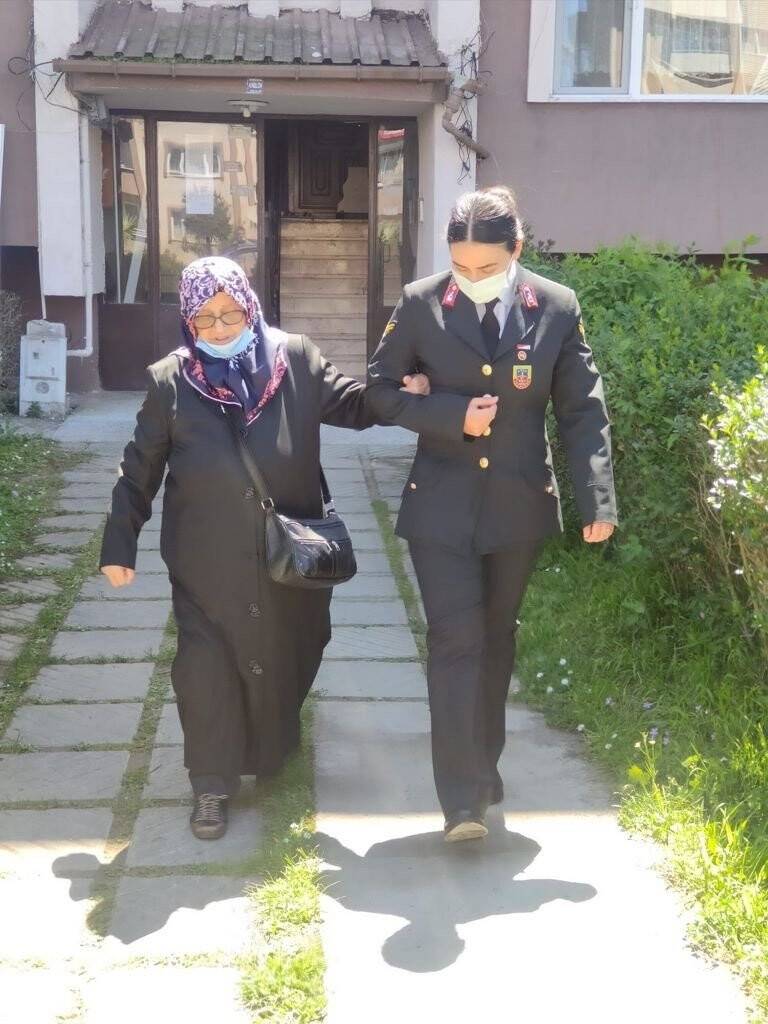 Şehit evladının mezarına Jandarma götürdü