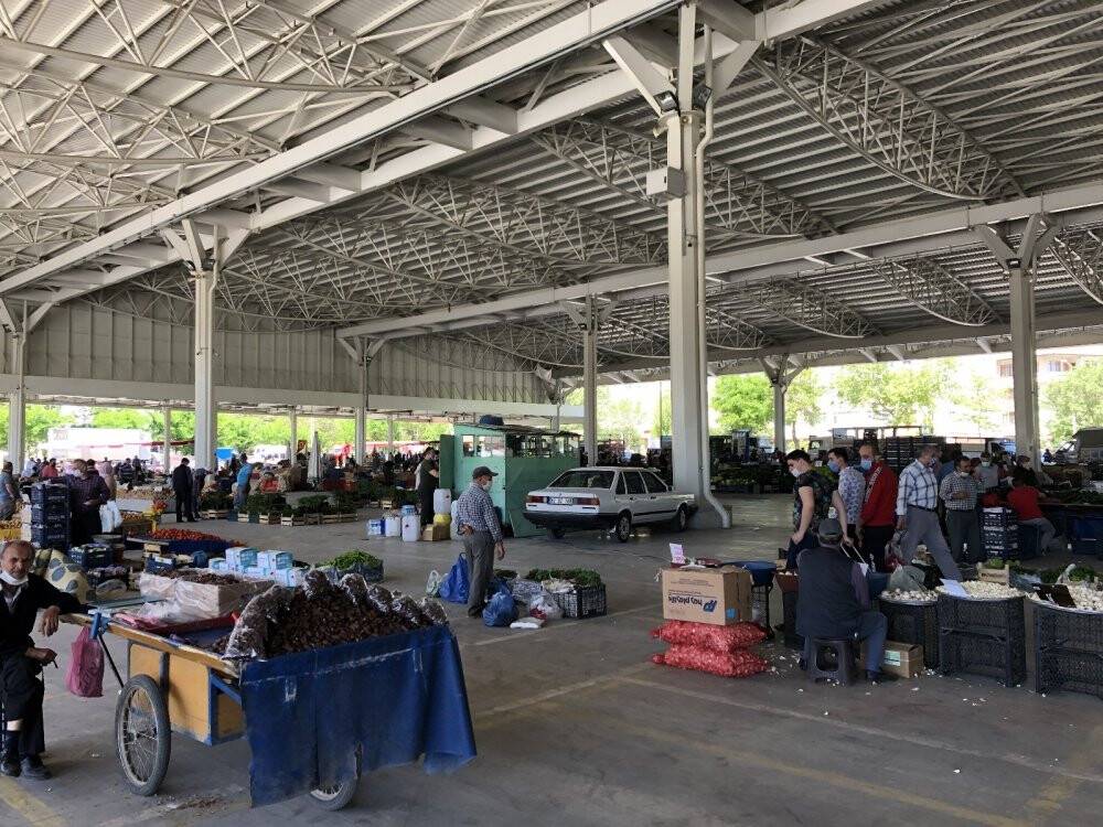 Konya'da tam kısıtlamanın ikinci pazarında mesafeli alışveriş