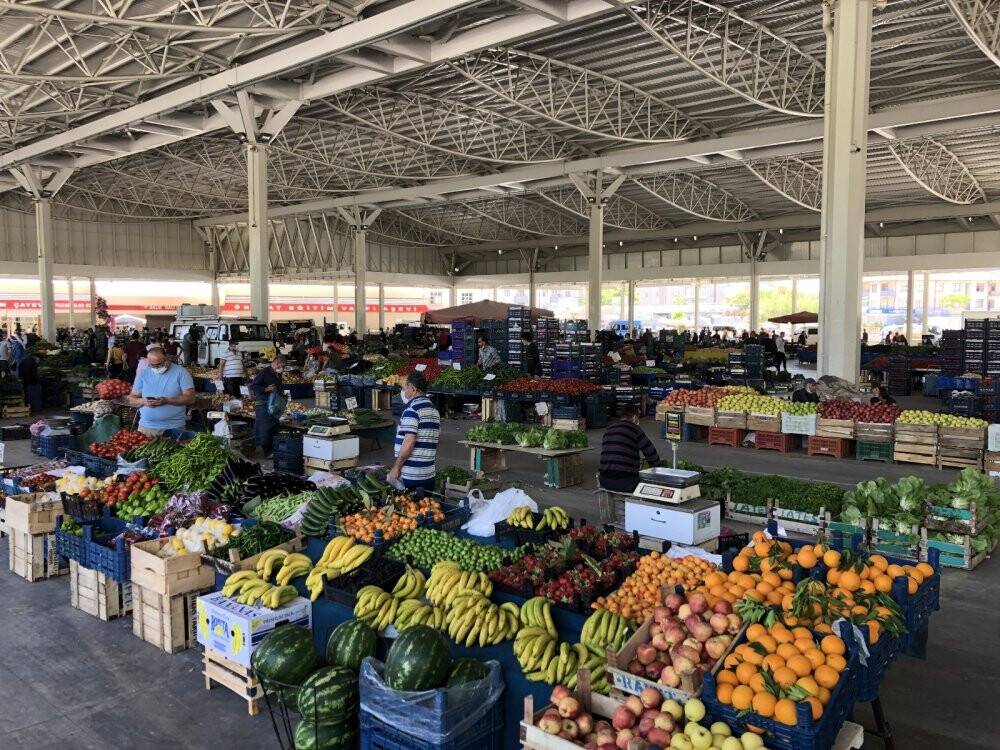 Konya'da tam kısıtlamanın ikinci pazarında mesafeli alışveriş