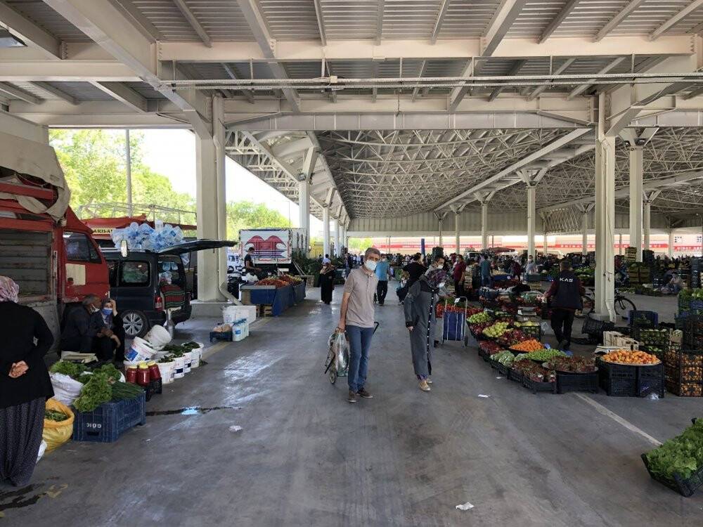 Konya'da tam kısıtlamanın ikinci pazarında mesafeli alışveriş