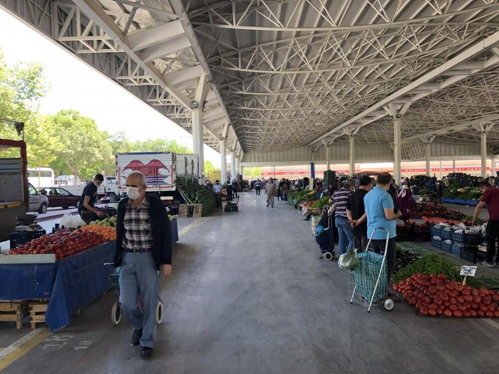 Konya'da tam kısıtlamanın ikinci pazarında mesafeli alışveriş