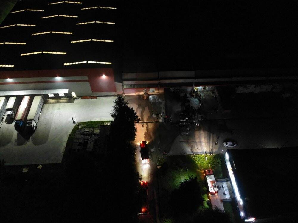 Mobilya fabrikasında tır ve dorseler alevlere teslim oldu