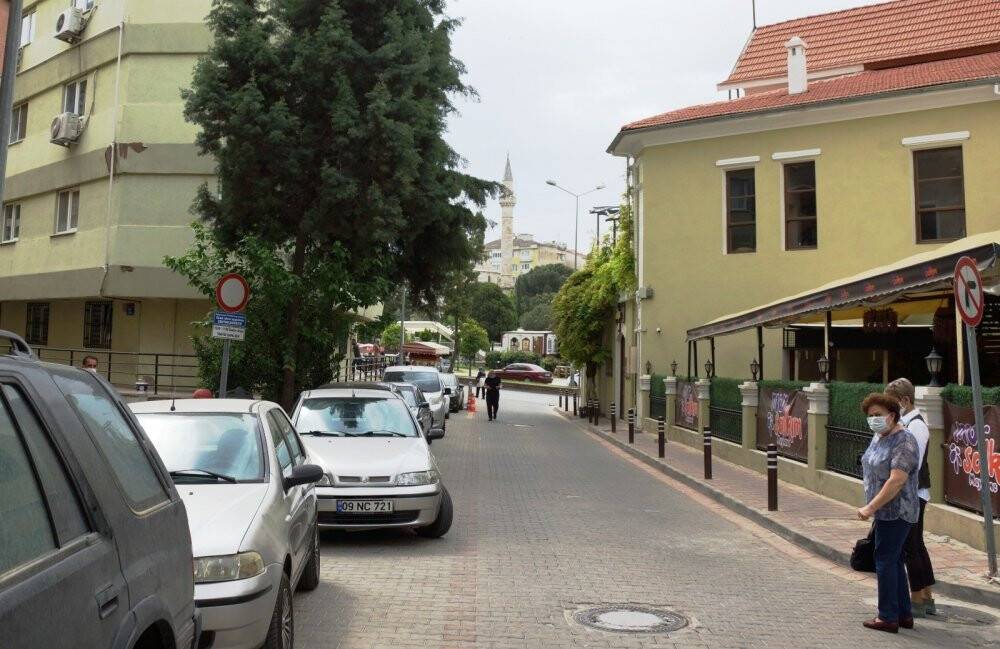 Bu sokağın iki ucu tarihe götürüyor
