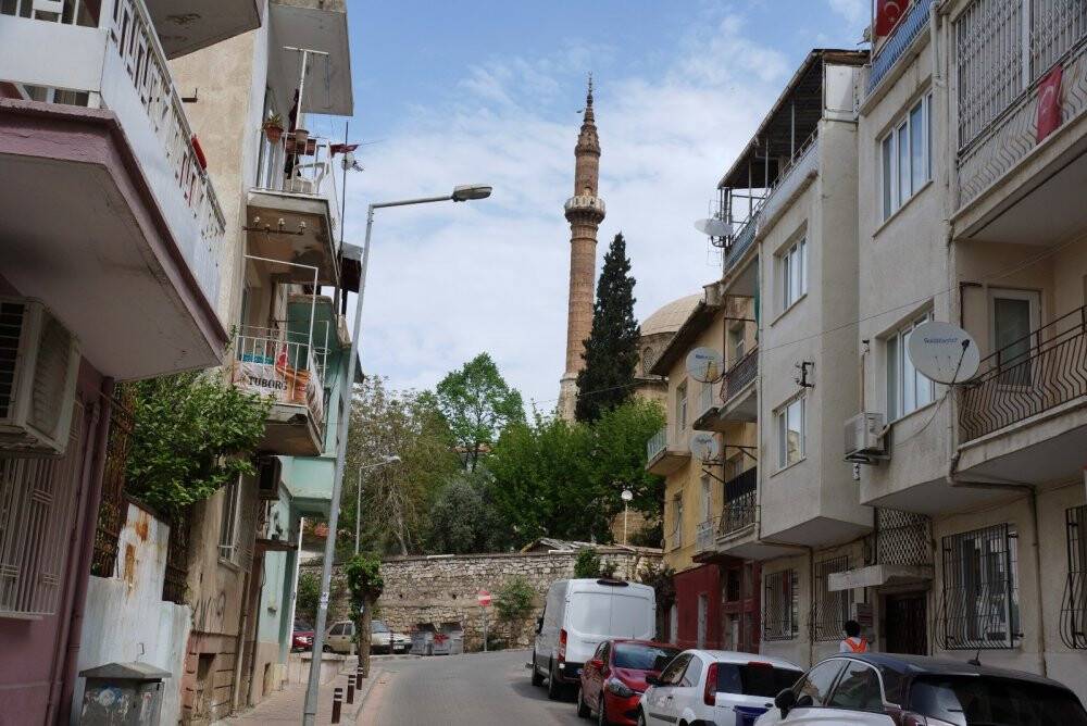 Bu sokağın iki ucu tarihe götürüyor