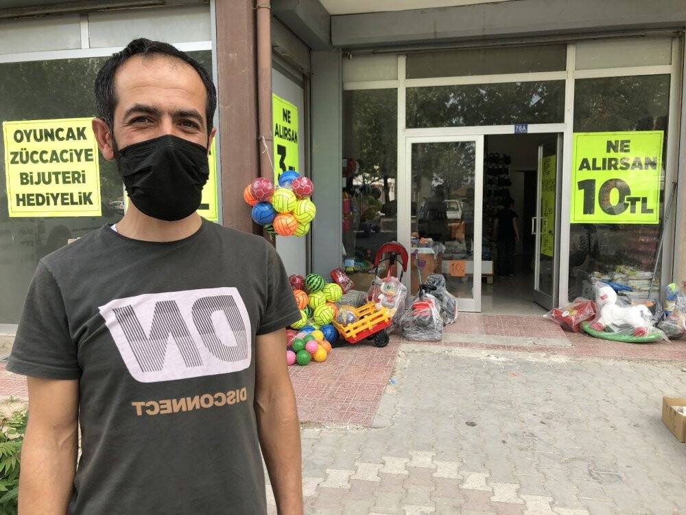 'Komşu kasabın oğluyum' dedi, vermediği paranın üstünü alıp çanta çaldı