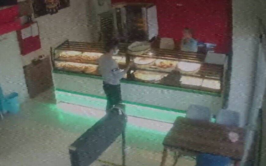 'Komşu kasabın oğluyum' dedi, vermediği paranın üstünü alıp çanta çaldı