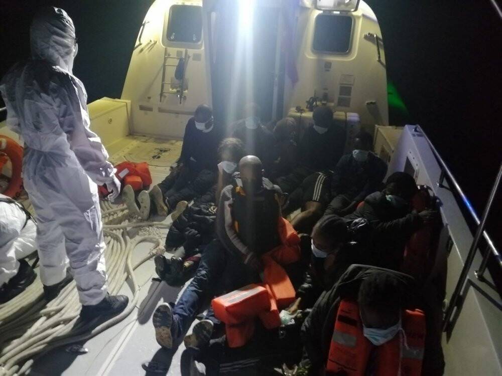 Ölüme terk edilen 11 düzensiz göçmen kurtarıldı