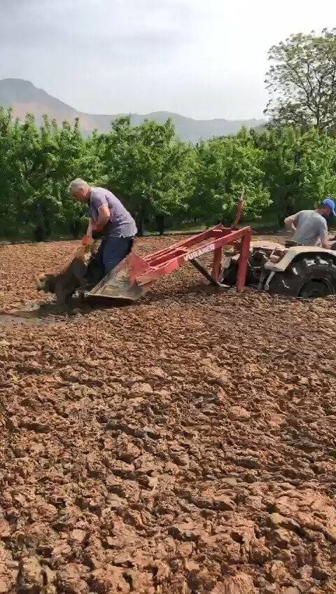 Saatlerce bataklıkta kurtarılmayı bekledi