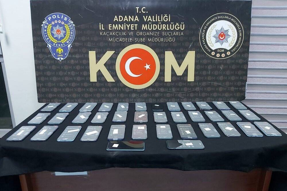 Peynir tenekesinden kaçak cep telefonu çıktı