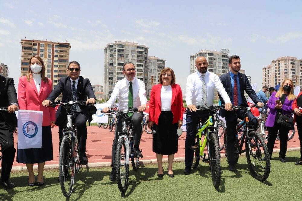 Bakan Kasapoğlu bisiklet dağıtım törenine katıldı
