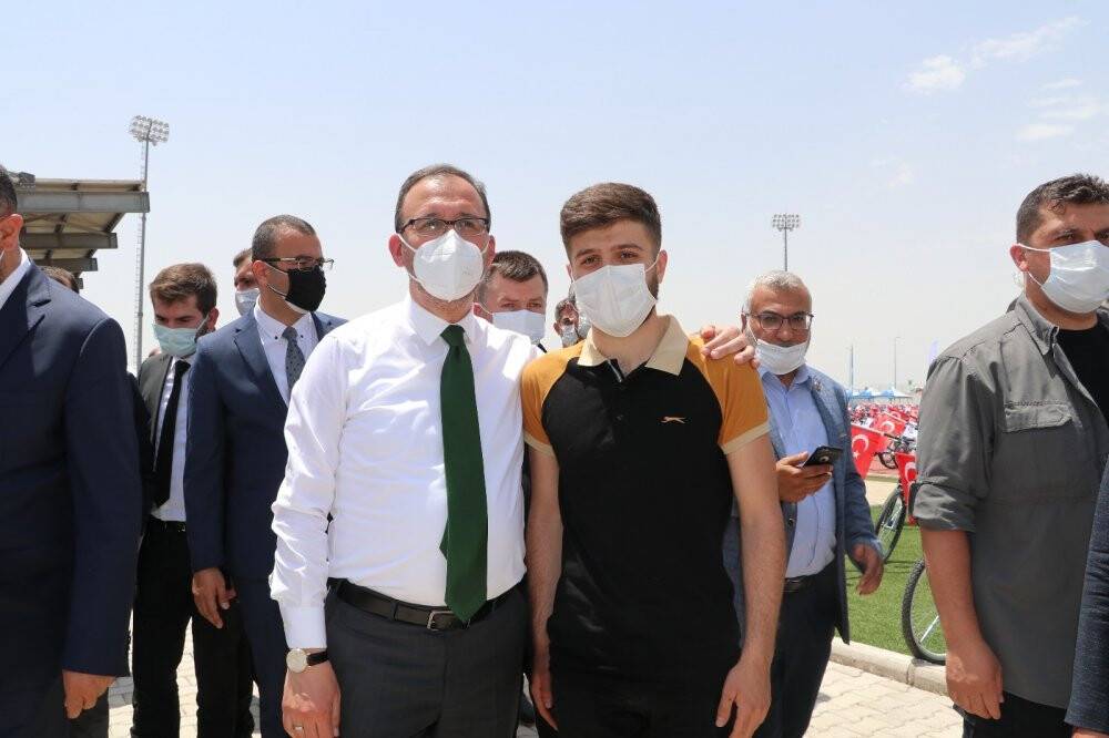 Bakan Kasapoğlu bisiklet dağıtım törenine katıldı