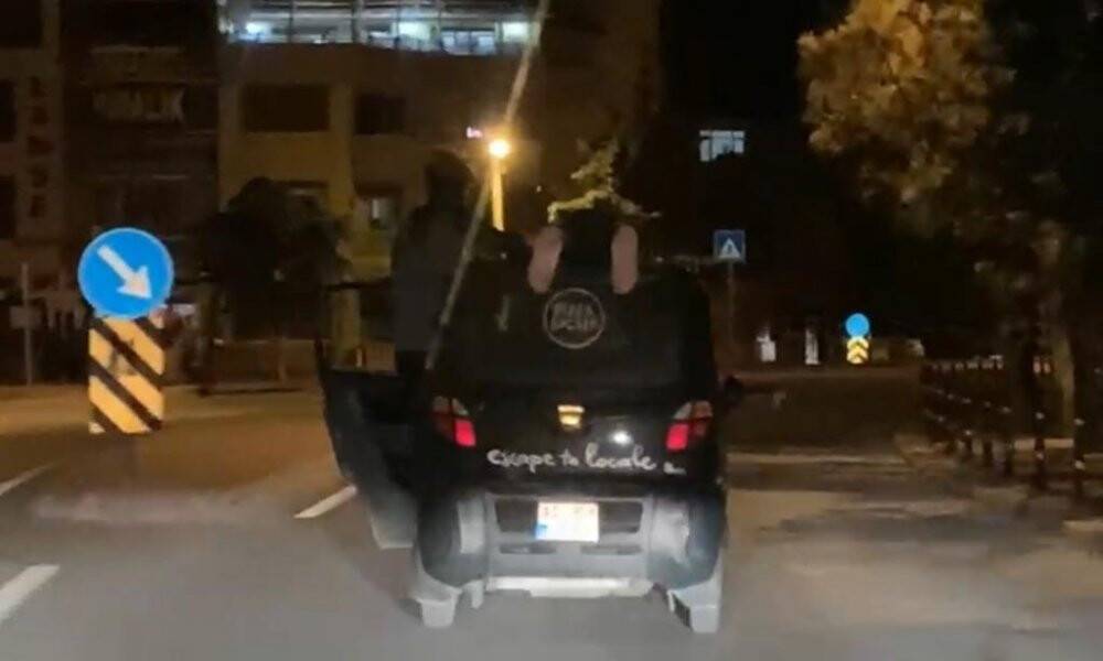 Konya'da otomobilin üstünde tehlikeli yolculuk kameralara yansıdı