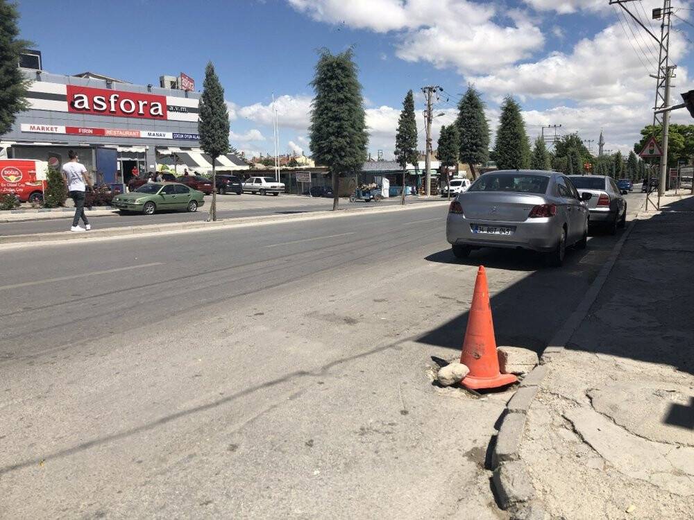 Konya'da hırsızlık! Seyyar arabalarını siper yapıp mazgal kapağı çaldılar