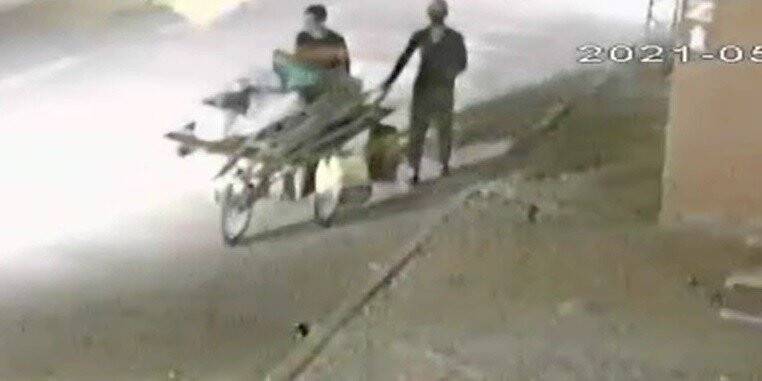 Konya'da hırsızlık! Seyyar arabalarını siper yapıp mazgal kapağı çaldılar