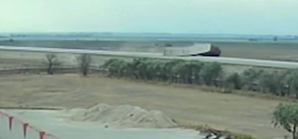 Cipin çarptığı tırın devrilme anı kamerada