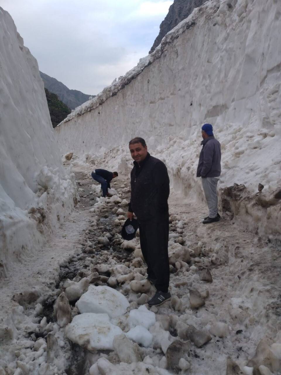 Kar kalınlığının 4 metreyi bulduğu yayla yolu açıldı