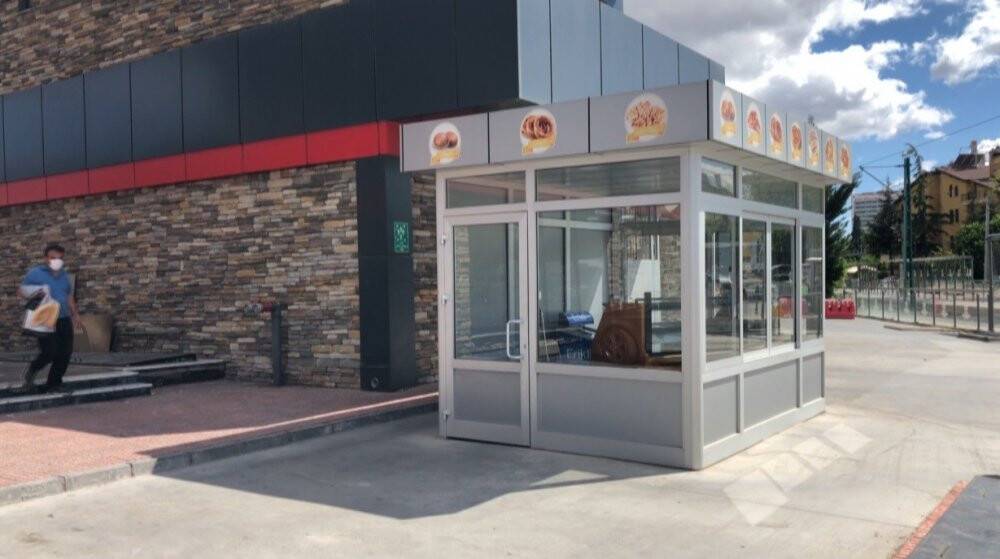 Yoldan geçenlerin sigarasını yaktı, sonra elektrikli motosikleti çaldı