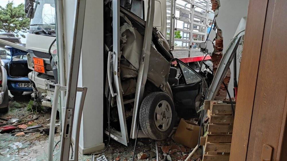 Tüp dolu kamyonet oto galeriye daldı, 7 araç zarar gördü