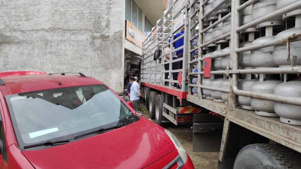 Tüp dolu kamyonet oto galeriye daldı, 7 araç zarar gördü
