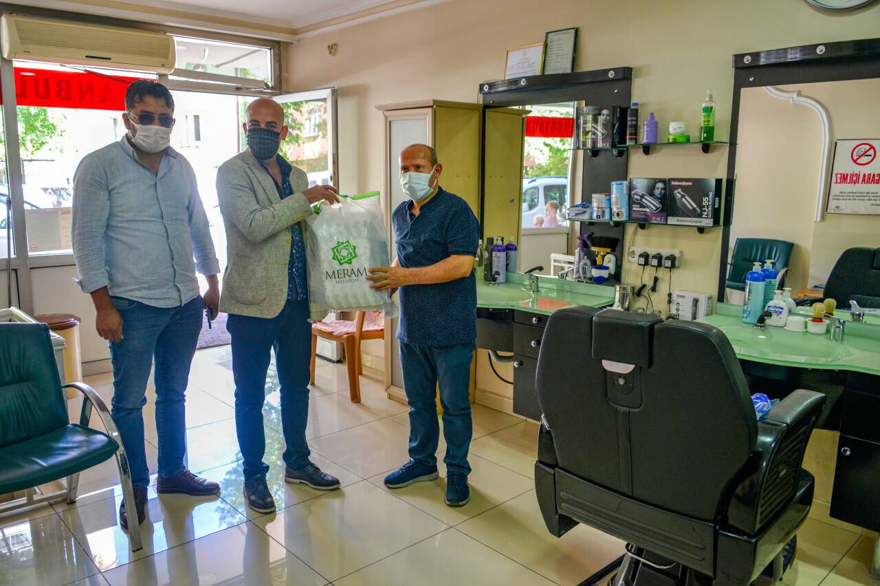 meramda-berber-ve-kuaforlere-hijyen-seti-dagitildi-7.jpg