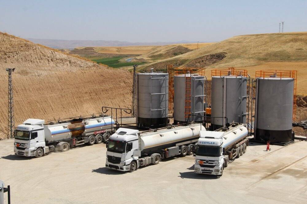 Mercimek ektikleri tarlalarında petrol fışkırdı