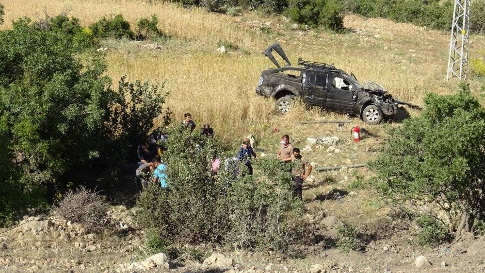 Uçuruma yuvarlanan kamyonetteki kız öğrenciler can pazarı yaşadı