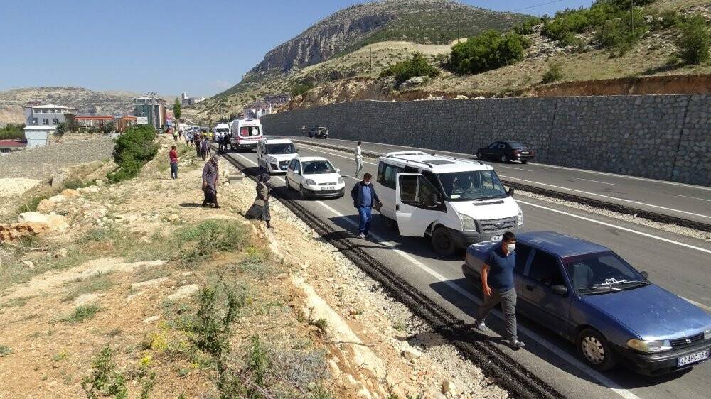 Uçuruma yuvarlanan kamyonetteki kız öğrenciler can pazarı yaşadı
