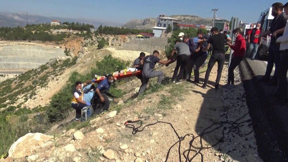 Uçuruma yuvarlanan kamyonetteki kız öğrenciler can pazarı yaşadı