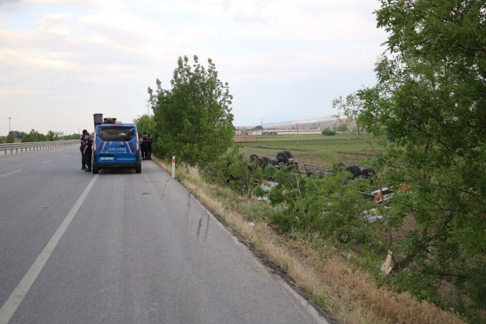 Konya yolunda feci kaza! Mermer yüklü tır devrildi: 1 ölü, 1 ağır yaralı