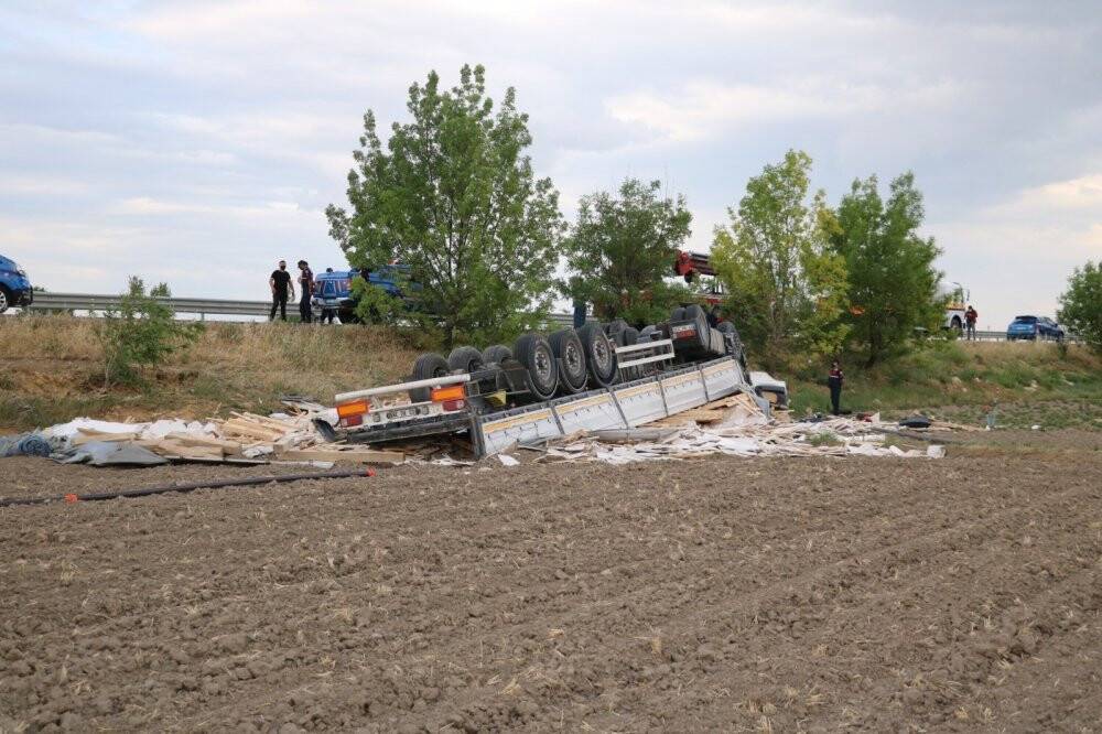 Konya yolunda feci kaza! Mermer yüklü tır devrildi: 1 ölü, 1 ağır yaralı