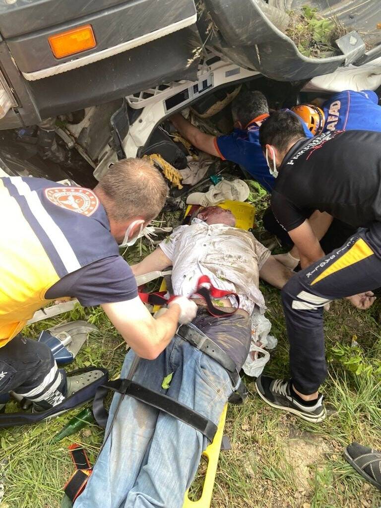 Konya yolunda feci kaza! Mermer yüklü tır devrildi: 1 ölü, 1 ağır yaralı