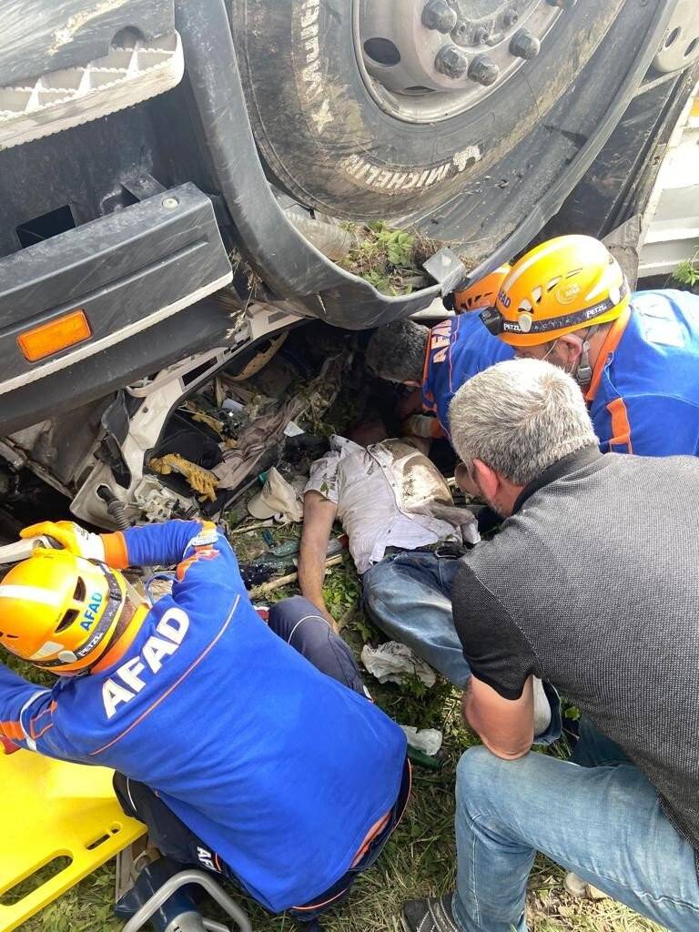 Konya yolunda feci kaza! Mermer yüklü tır devrildi: 1 ölü, 1 ağır yaralı