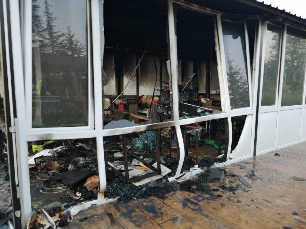 Konya’da büfe yangın çıktı! Kediler ve köpek kurtarıldı