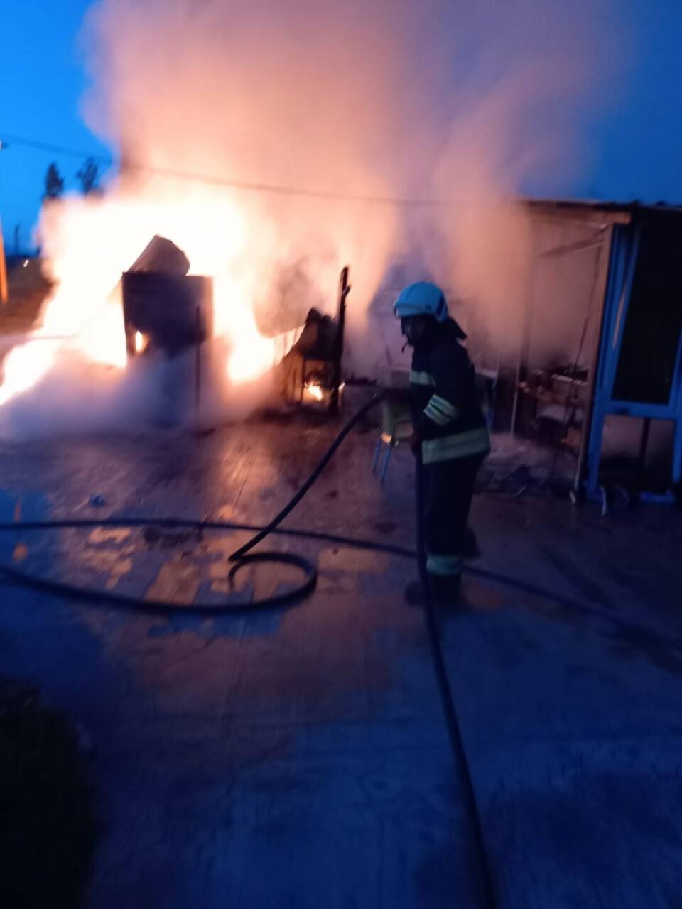 Konya’da büfe yangın çıktı! Kediler ve köpek kurtarıldı