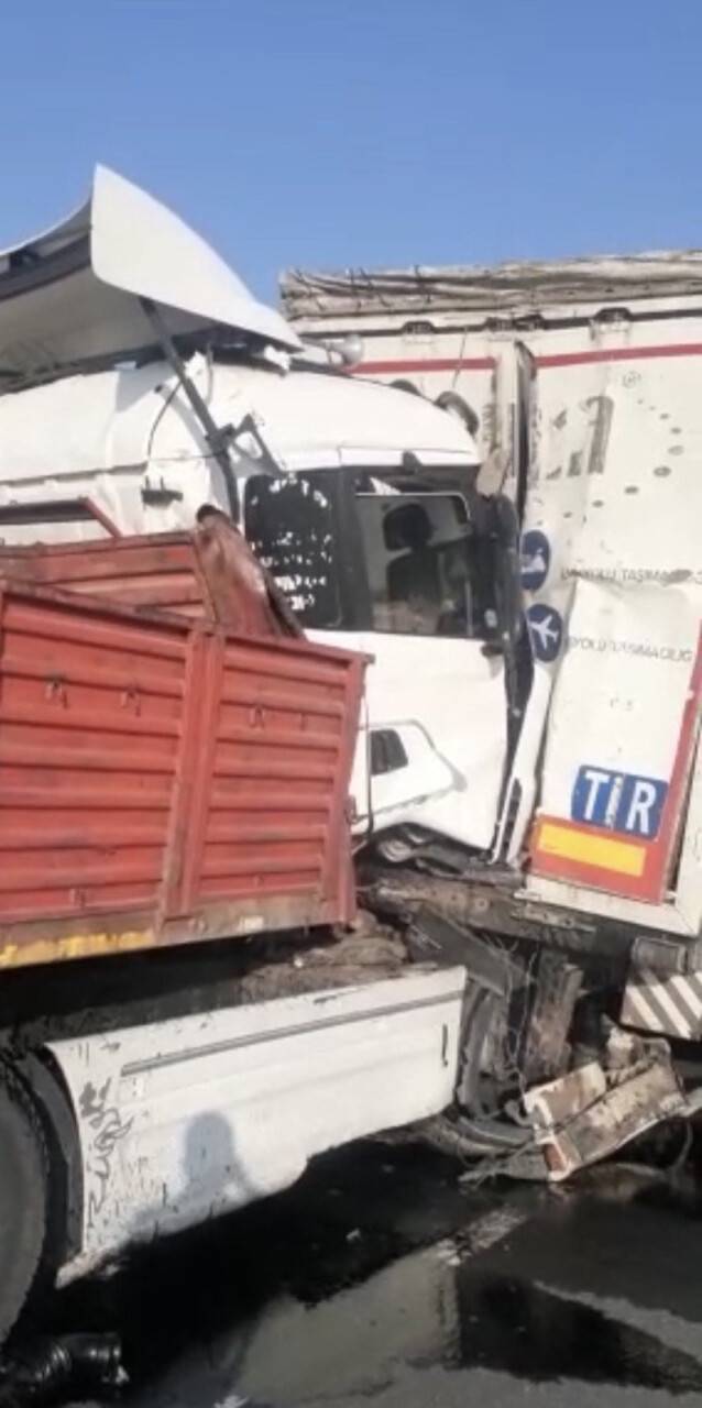 Konya'da kaza! Tır önündeki tıra çarptı: 1 yaralı