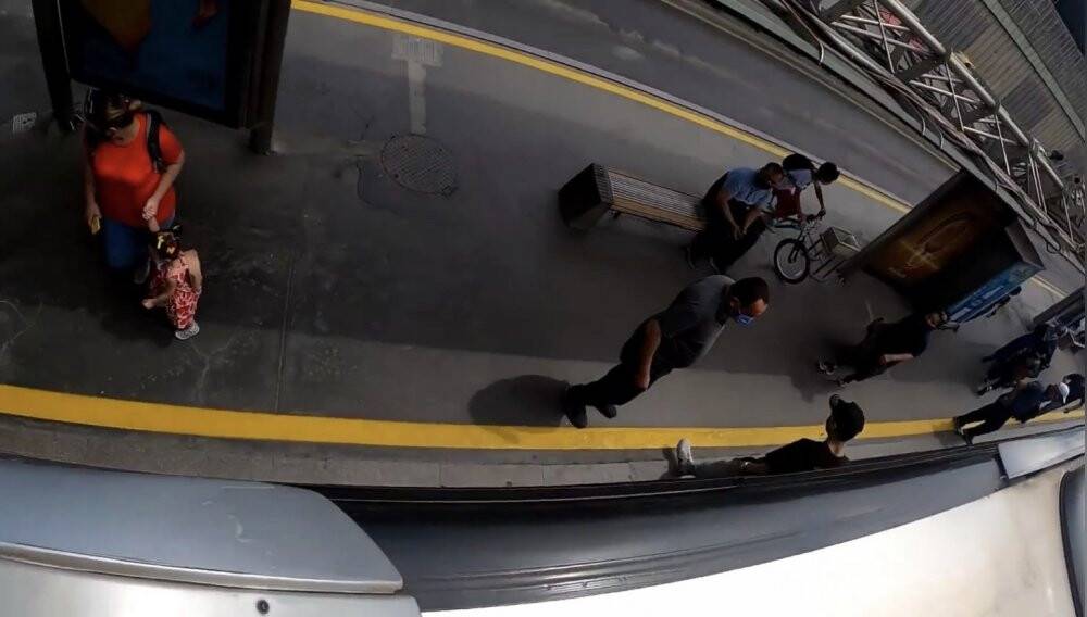 Metrobüsün üstünde tehlikeli yolculuk kamerada