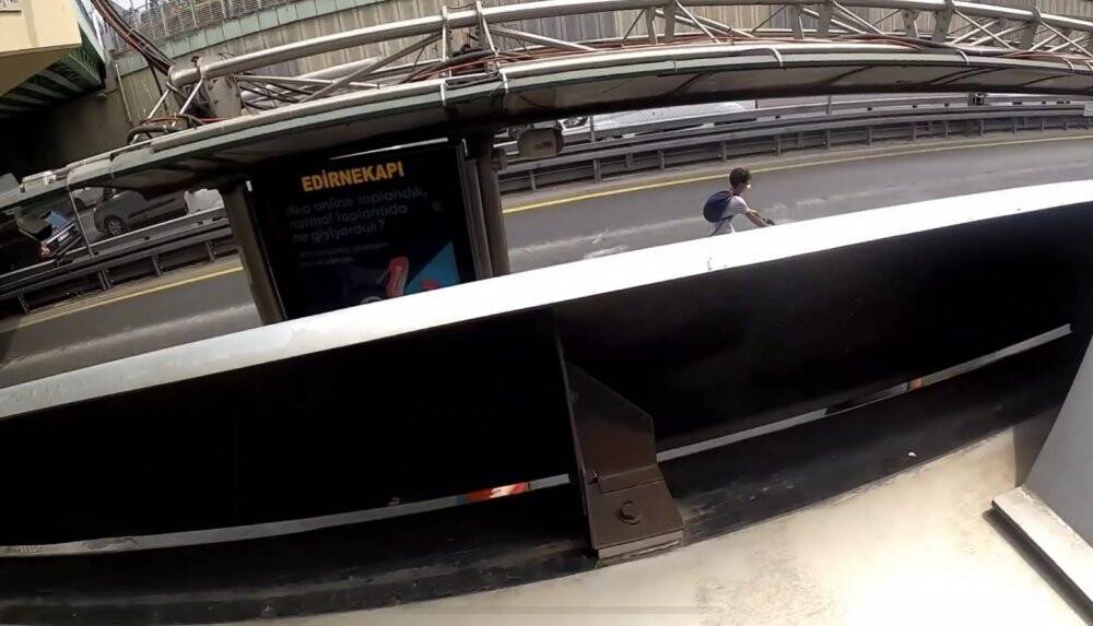 Metrobüsün üstünde tehlikeli yolculuk kamerada
